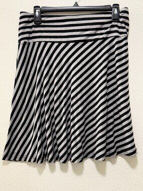 H & M black and gray pull on flutter skirt, striped, elastic waist, size 10
